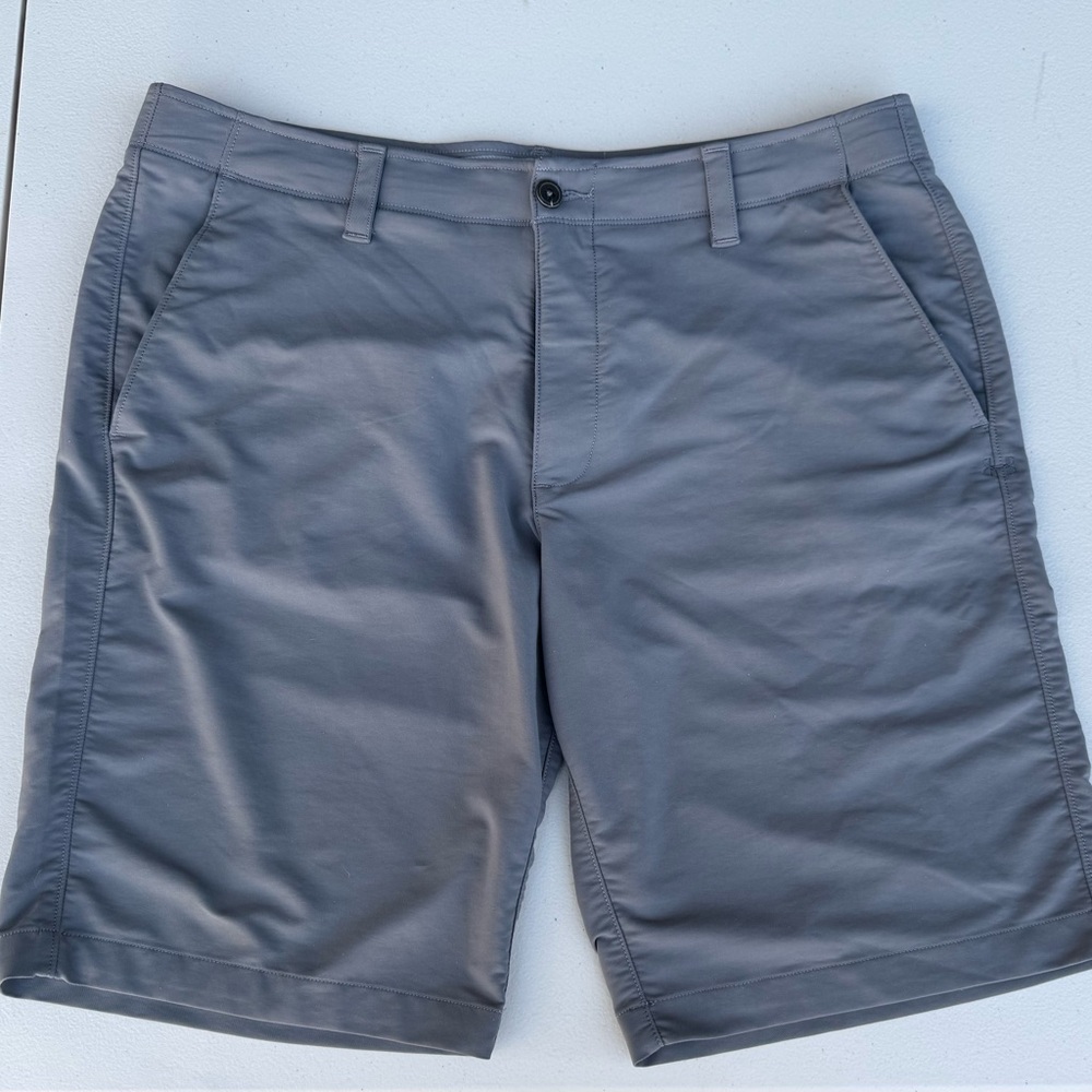 Under Armour Men’s Gray Performance/Golf Shorts Size 38, 10” Inseam